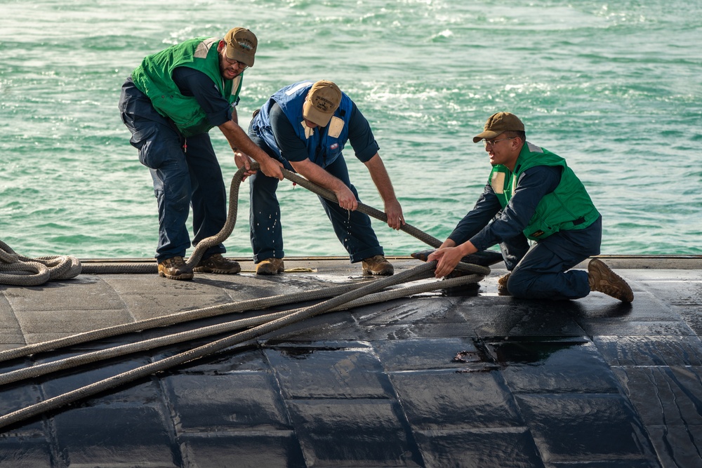 USS Springfield (SSN 761) transits Apra Harbor