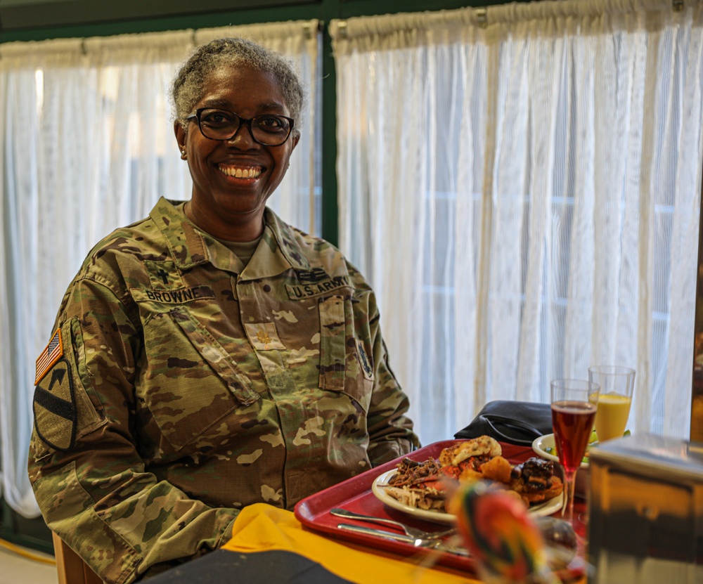 207th Military Intelligence Brigade (Theater) Hosts Thanksgiving Dinner