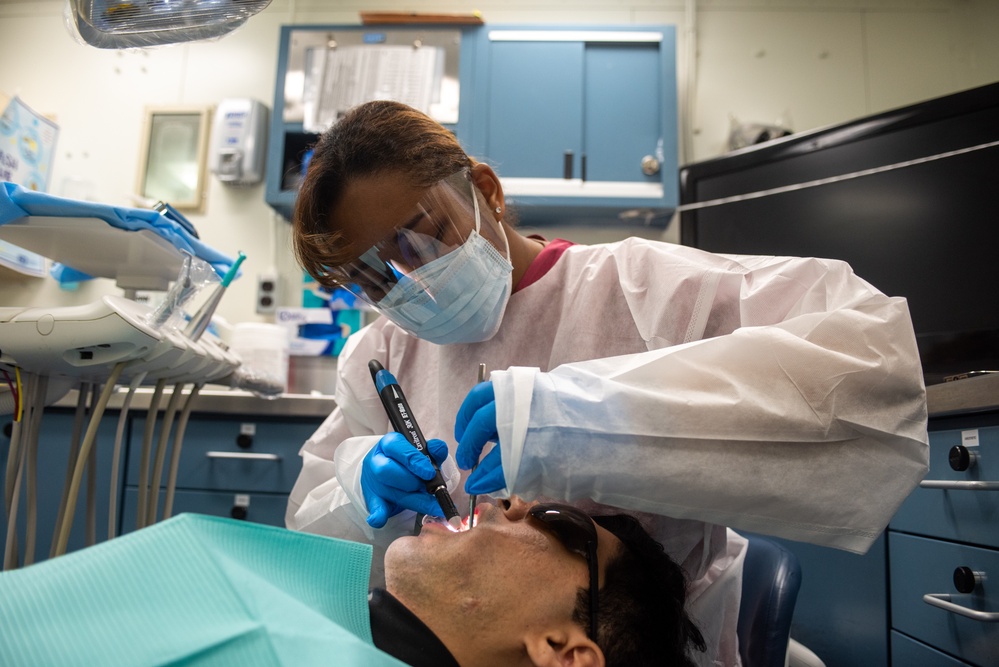 USS Ronald Reagan (CVN 76) Sailors perform dental cleaning