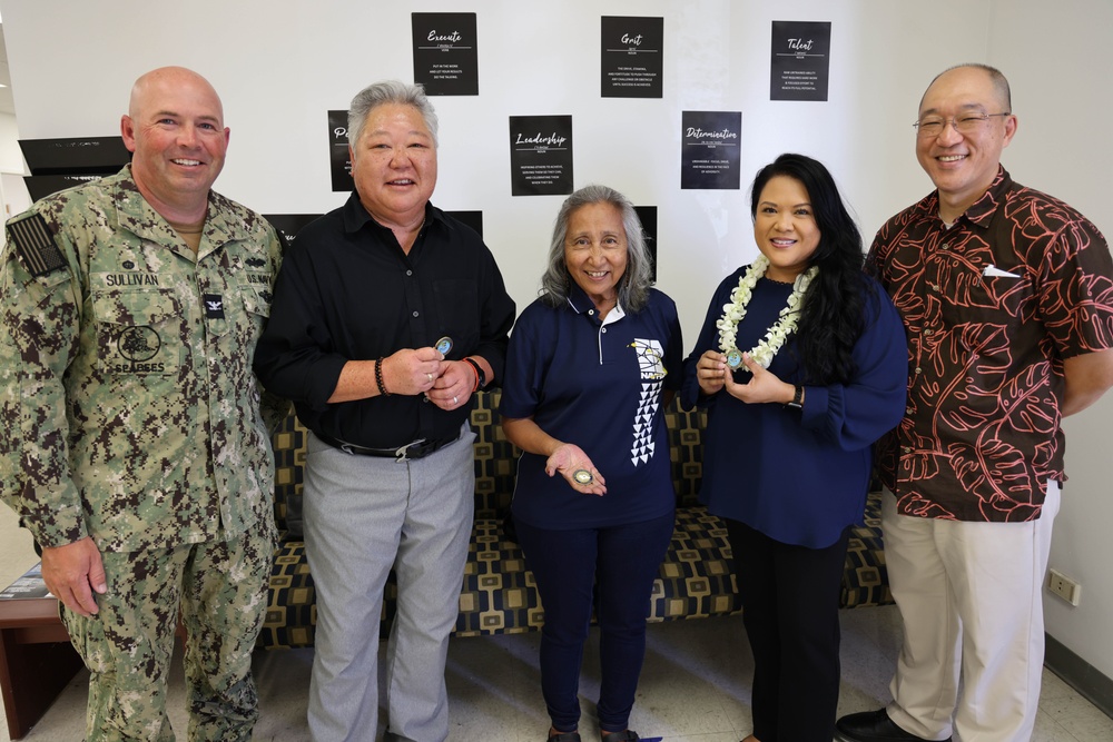 NAVFAC PAC commander presents coin to NAVFAC Hawaii employees