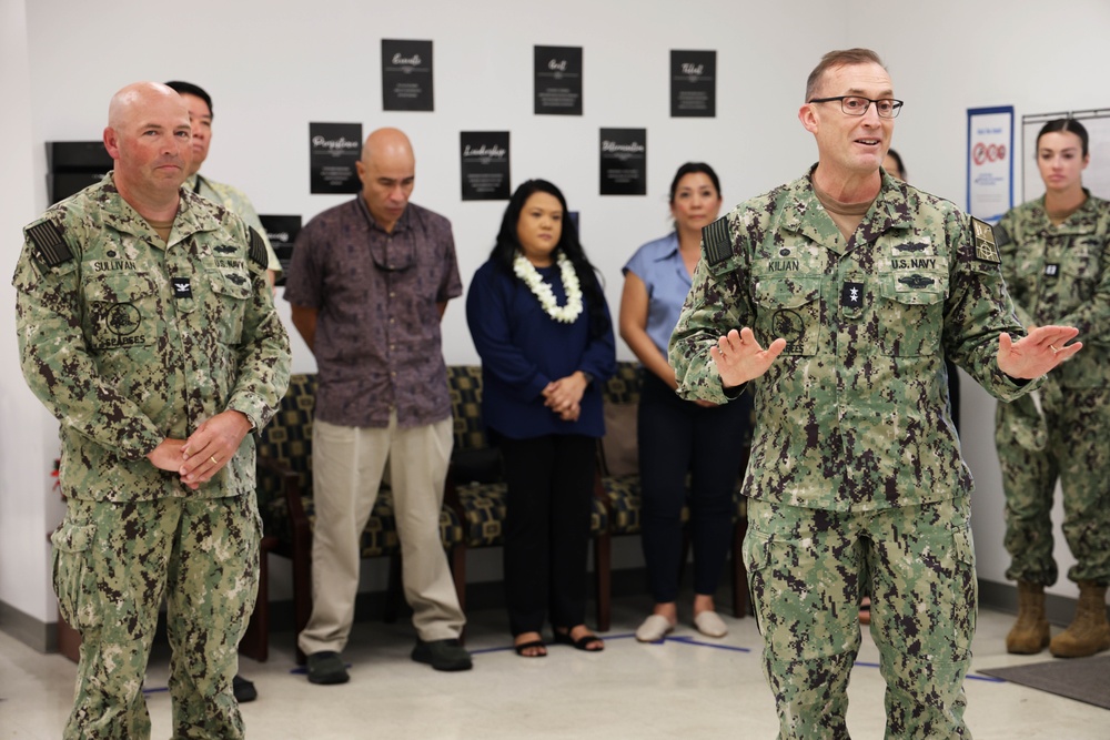 NAVFAC PAC Commander presents coin to NAVFAC Hawaii employees