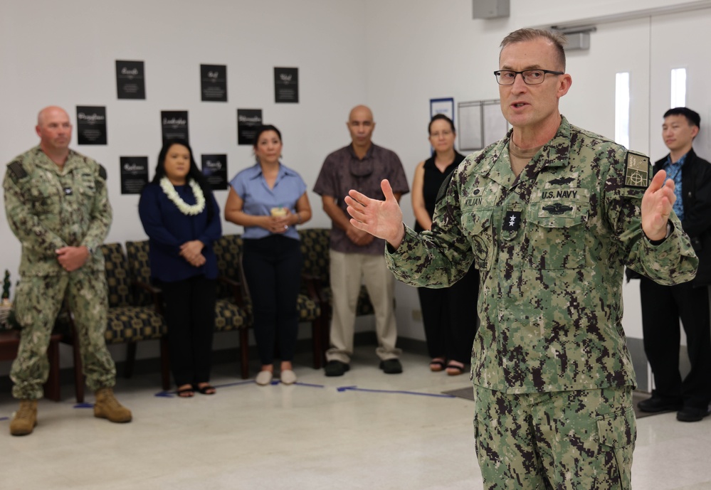 NAVFAC PAC Commander presents coin to NAVFAC Hawaii employees