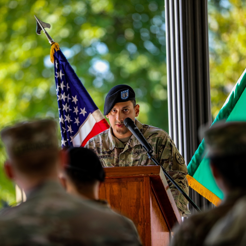 522d Military Intelligence Battalion Holds Change of Command Ceremony