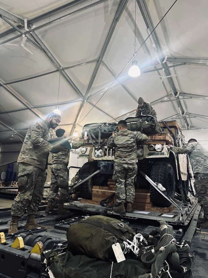 5th QM TADC Paratroopers Rig an M1097A1 on a 16ft Type V Platform