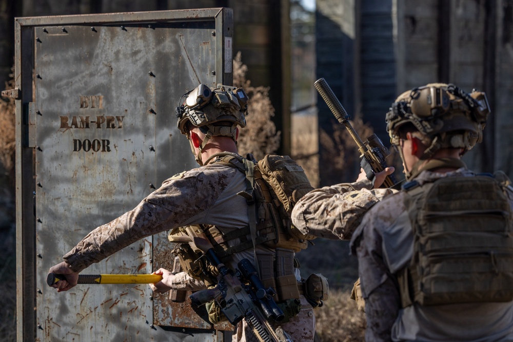 Marines train raiding skills at EOTG