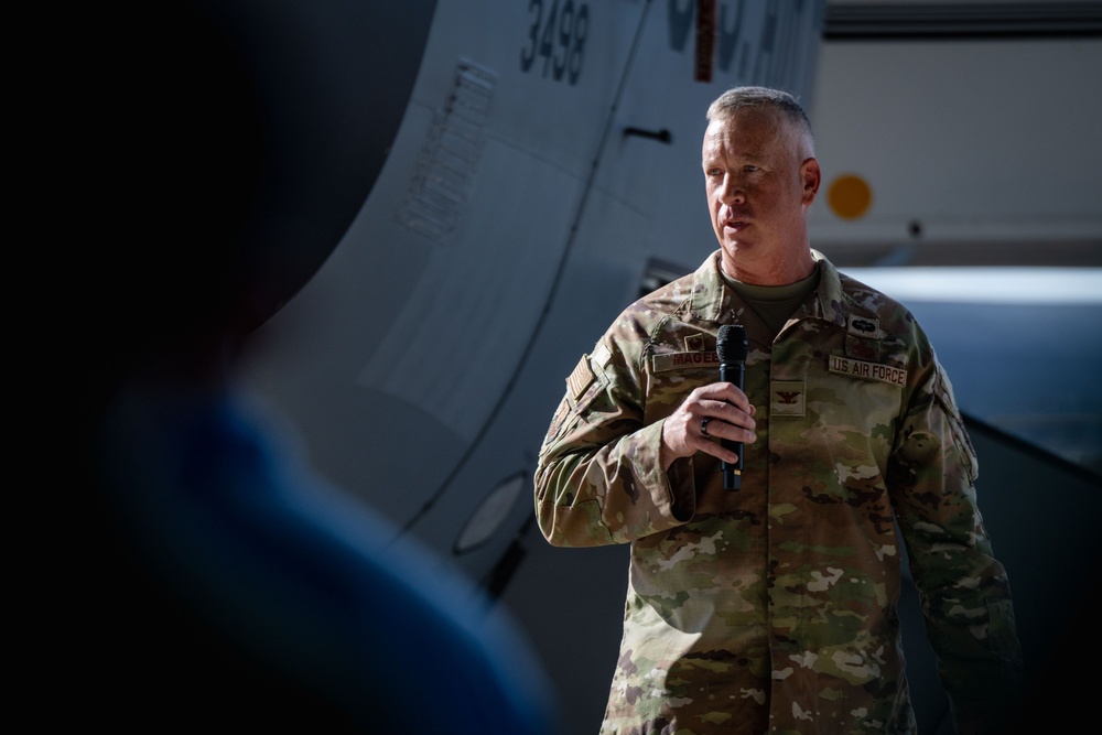 UF Gators and TU Green Wave football teams visit MacDill AFB ahead of Gasparilla Bowl