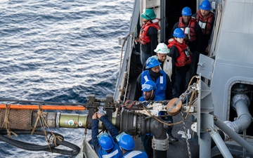 USS Somerset conducts replenishment-at-sea with Peruvian Navy