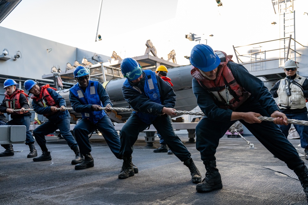 USS Somerset conducts replenishment-at-sea with Peruvian Navy