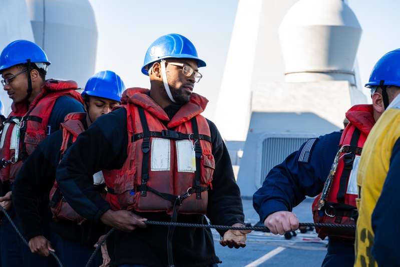 USS Somerset conducts replenishment-at-sea with Peruvian Navy