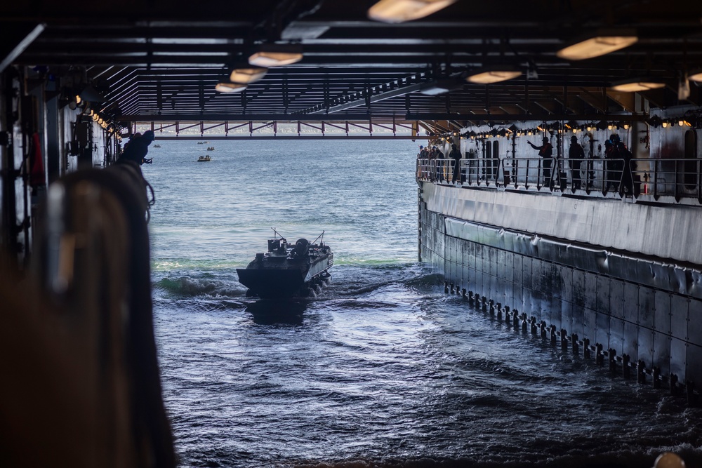 3rd AA Bn. conducts ACV ship-to-shore operations with USS Harpers Ferry