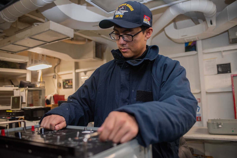 USS Ronald Reagan (CVN 76) performs aviation maintenance