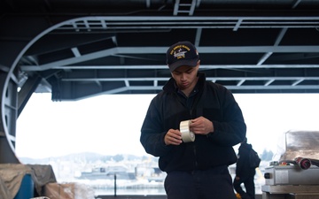 USS Ronald Reagan (CVN 76) Sailors perform supply offload