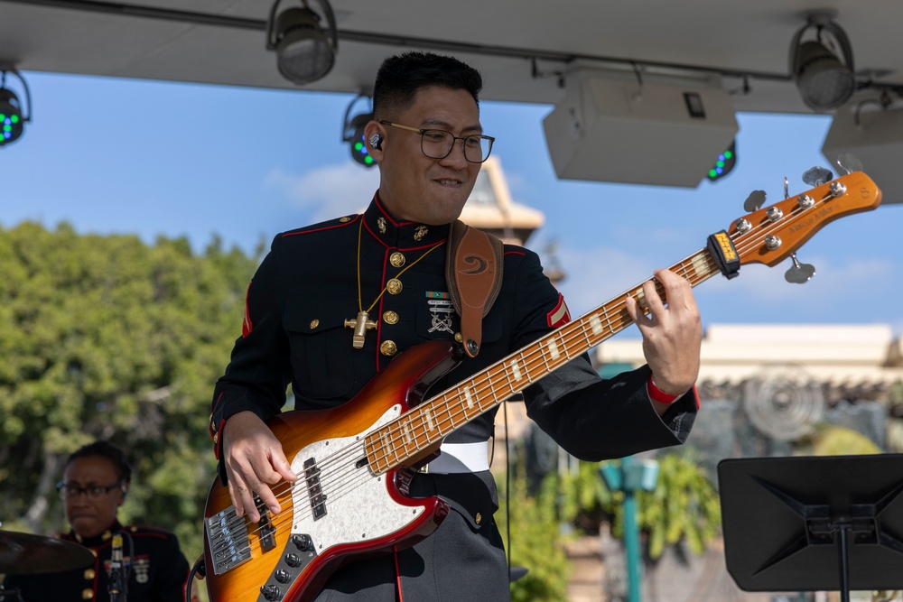 1st MARDIV Band performs at Downtown Disney during Toys for Tots drive