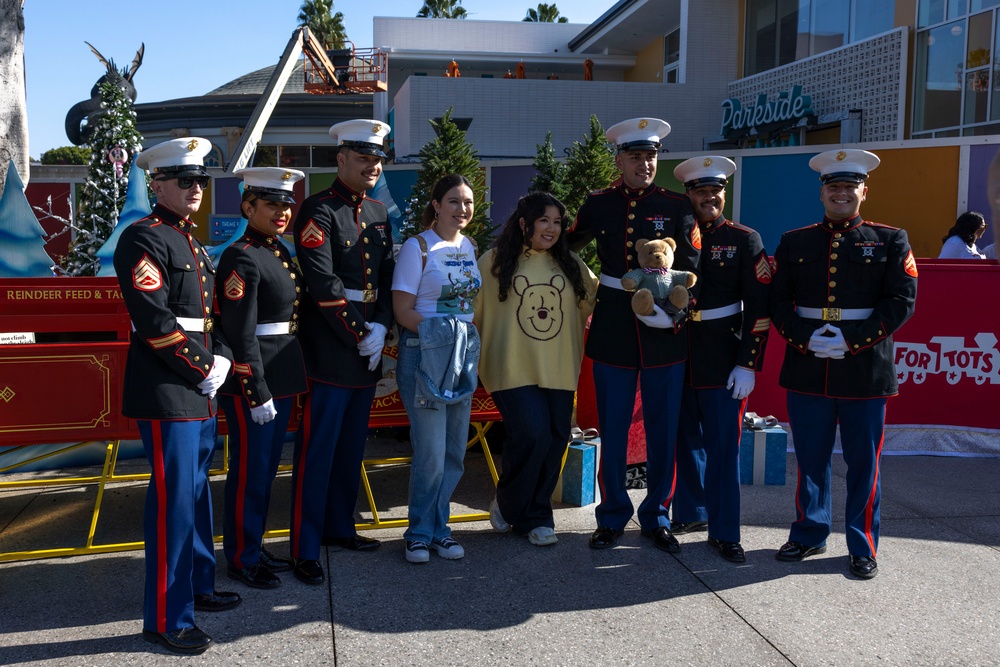 1st MARDIV Band performs at Downtown Disney during Toys for Tots drive