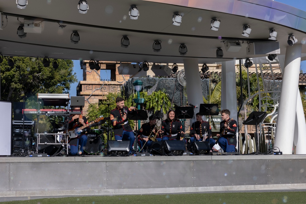 1st MARDIV Band performs at Downtown Disney during Toys for Tots drive