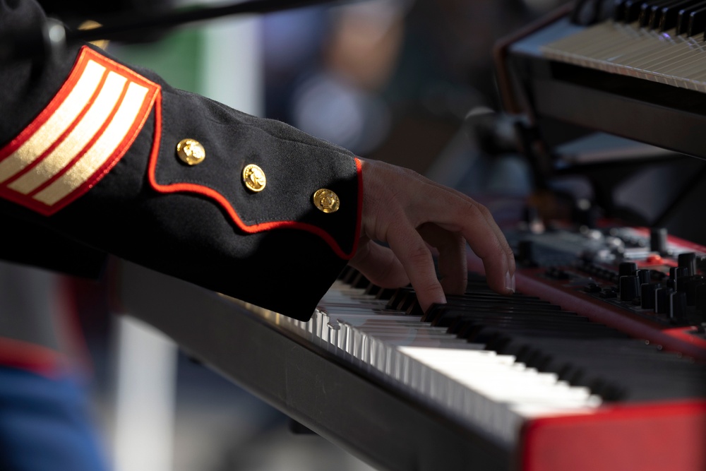 1st MARDIV Band performs at Downtown Disney during Toys for Tots drive