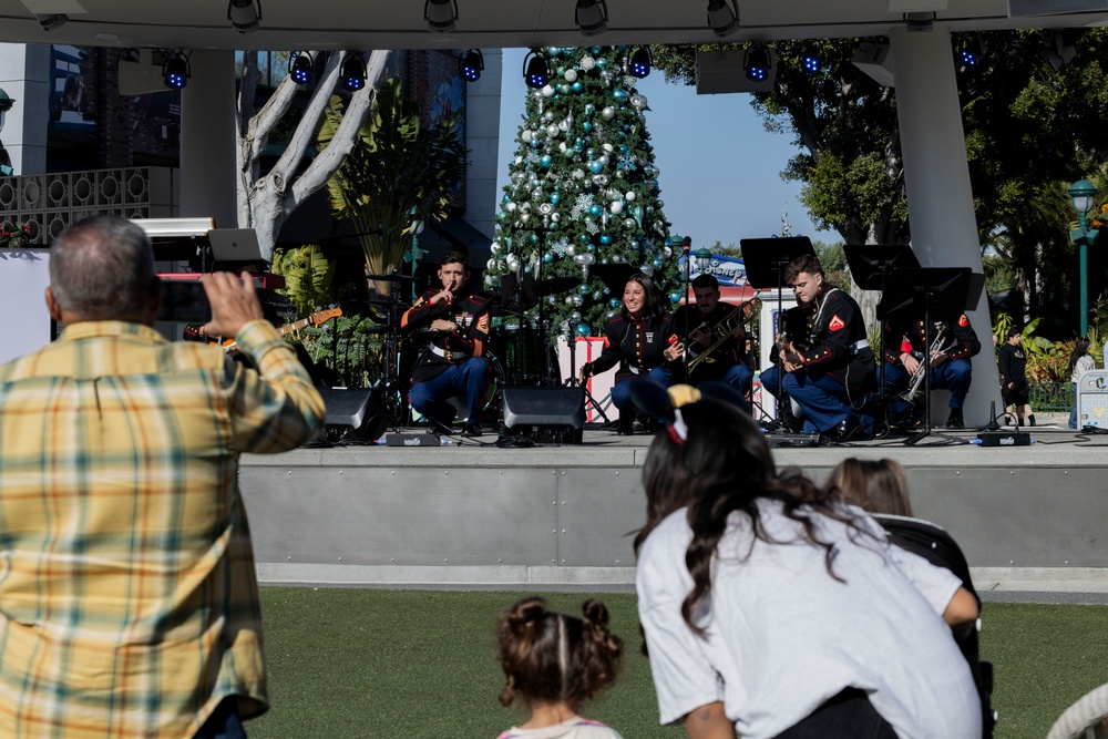 1st MARDIV Band performs at Downtown Disney during Toys for Tots drive