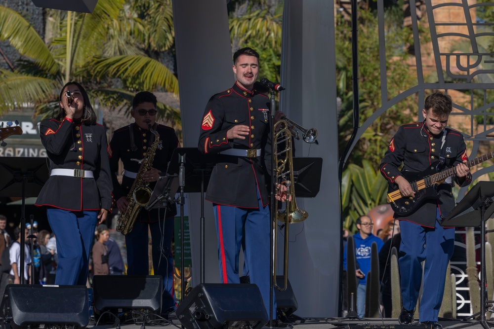 1st MARDIV Band performs at Downtown Disney during Toys for Tots drive