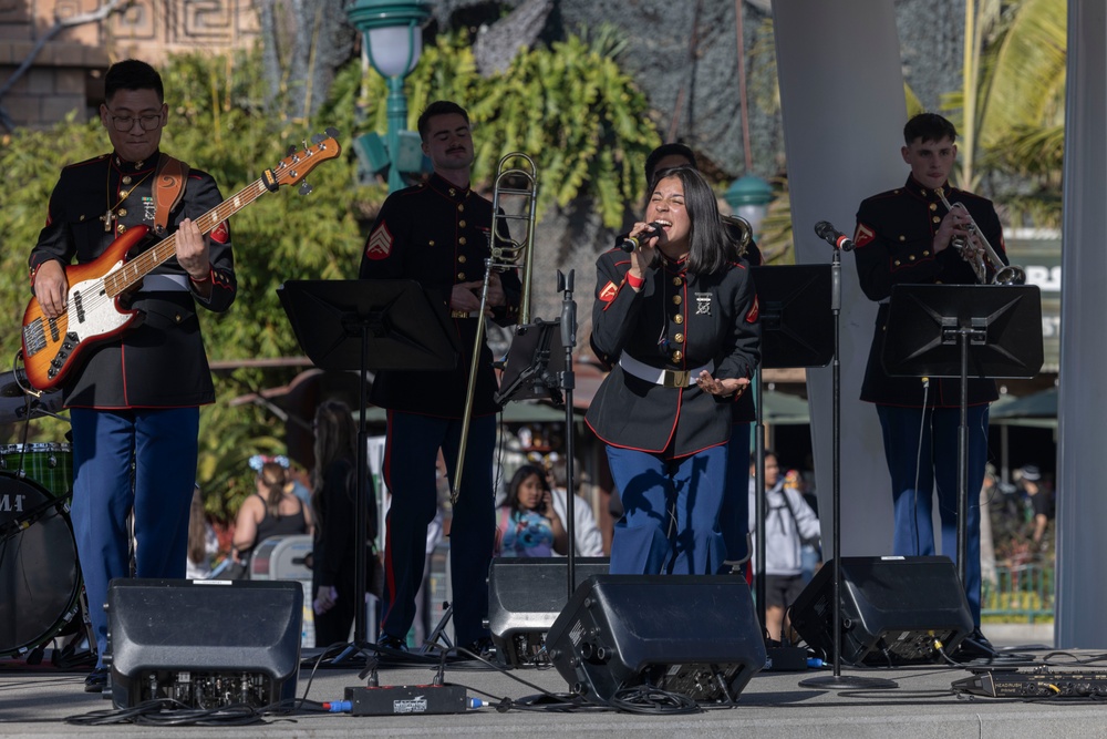 1st MARDIV Band performs at Downtown Disney during Toys for Tots drive