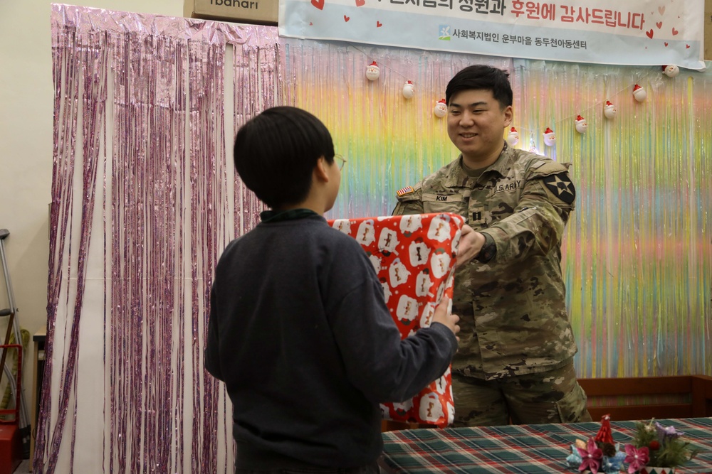 210 FAB Soldiers deliver holiday gifts to children in Dongducheon