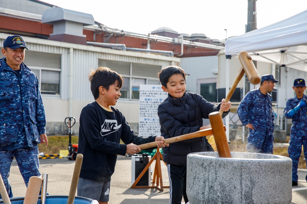 FAW 31 hosts a traditional Mochitsuki event at MCAS Iwakuni