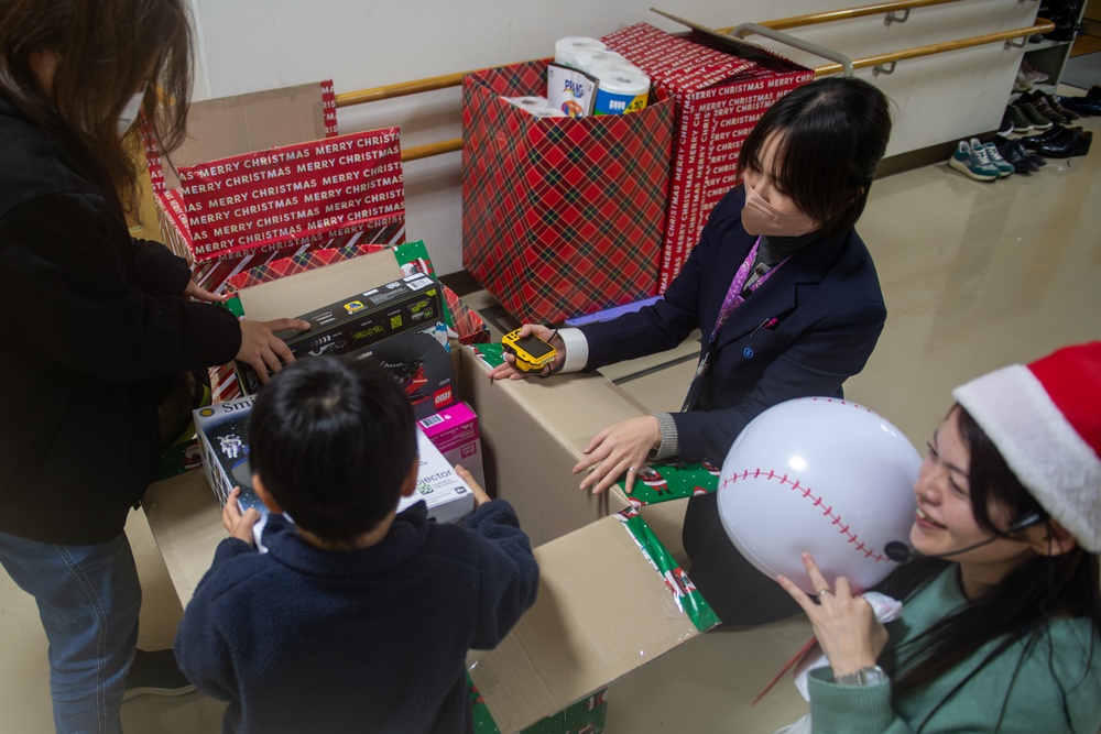 374th MXG spreads holiday cheer in Mizuho town