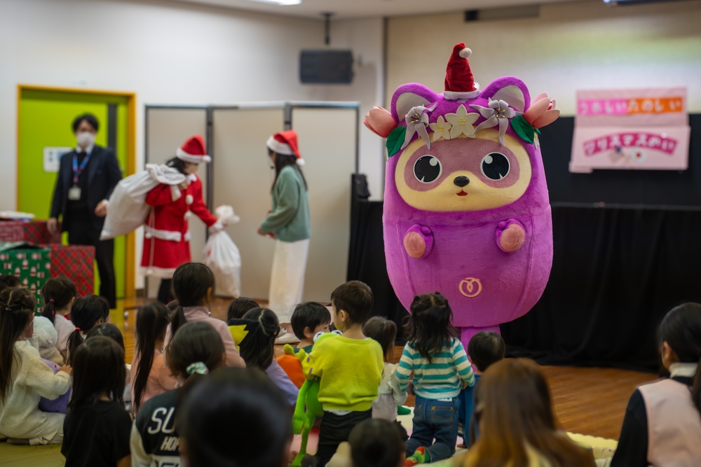 374th MXG spreads holiday cheer in Mizuho town