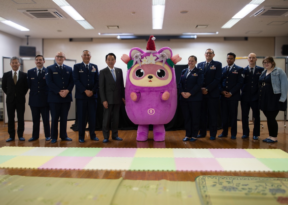 374th MXG spreads holiday cheer in Mizuho town