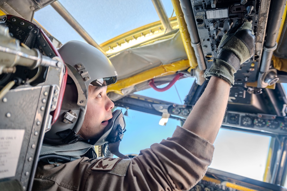 B-52H demonstrates capabilities in USCENTCOM AOR with weapons training mission