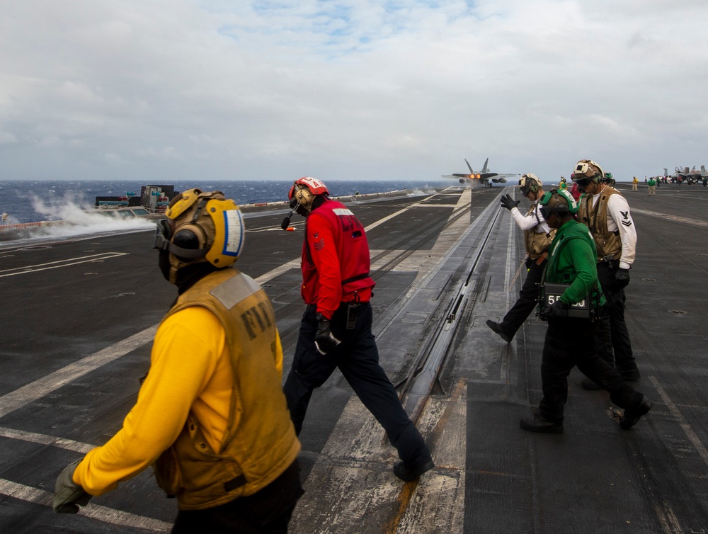 USS Carl Vinson (CVN 70) Conducts Routine Flight Operations in the Philippine Sea