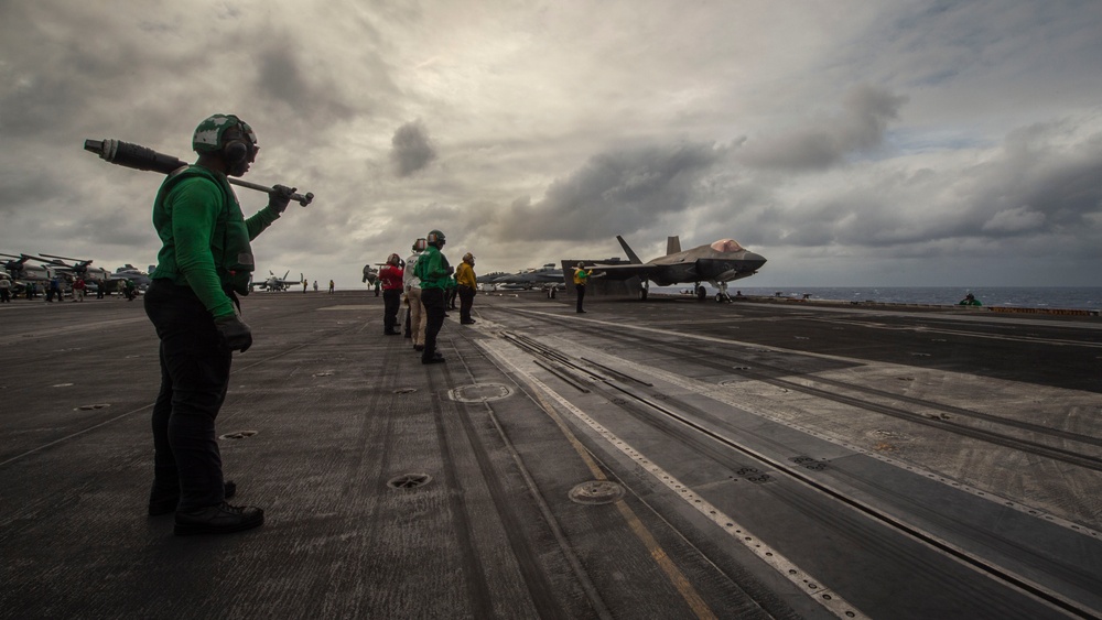 USS Carl Vinson (CVN 70) Conducts Routine Flight Operations in the Philippine Sea