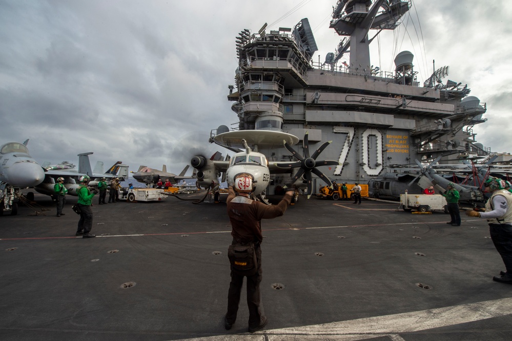 USS Carl Vinson (CVN 70) Conducts Routine Flight Operations in the Philippine Sea