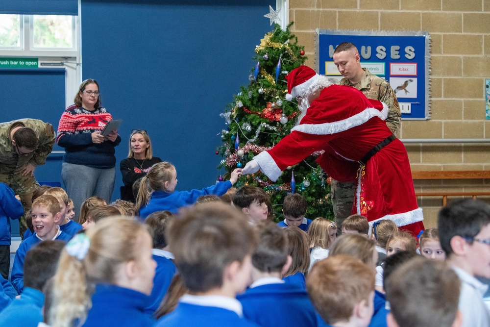 Pathfinders bring holiday cheer to local schools