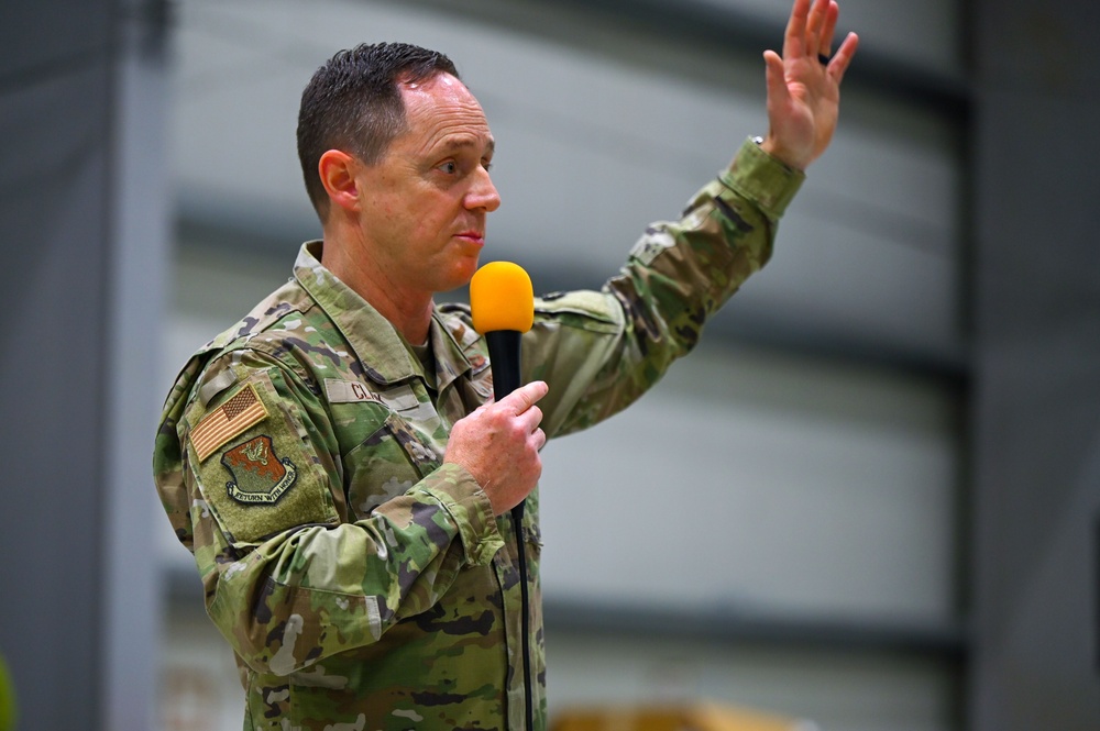 31 Fighter Wing leaders bring holiday cheer to deployed Airmen