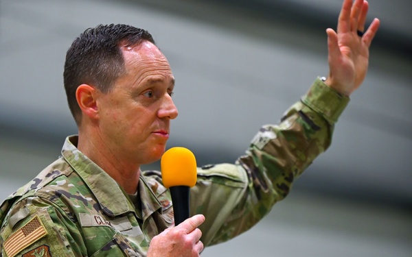 31 Fighter Wing leaders bring holiday cheer to deployed Airmen