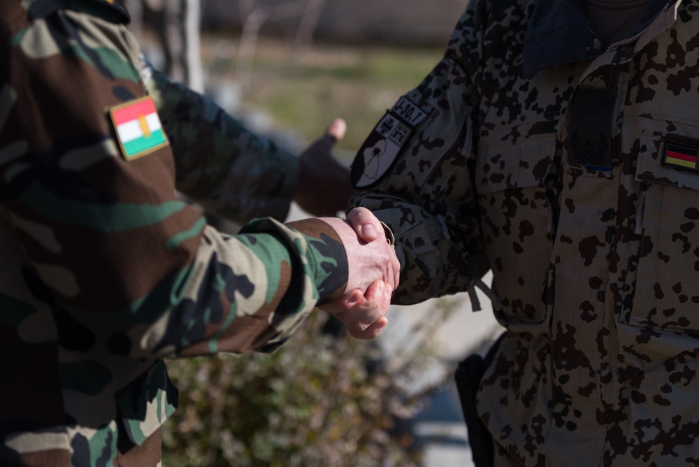 Coalition Advisors Discuss Logistical Matters with Peshmerga
