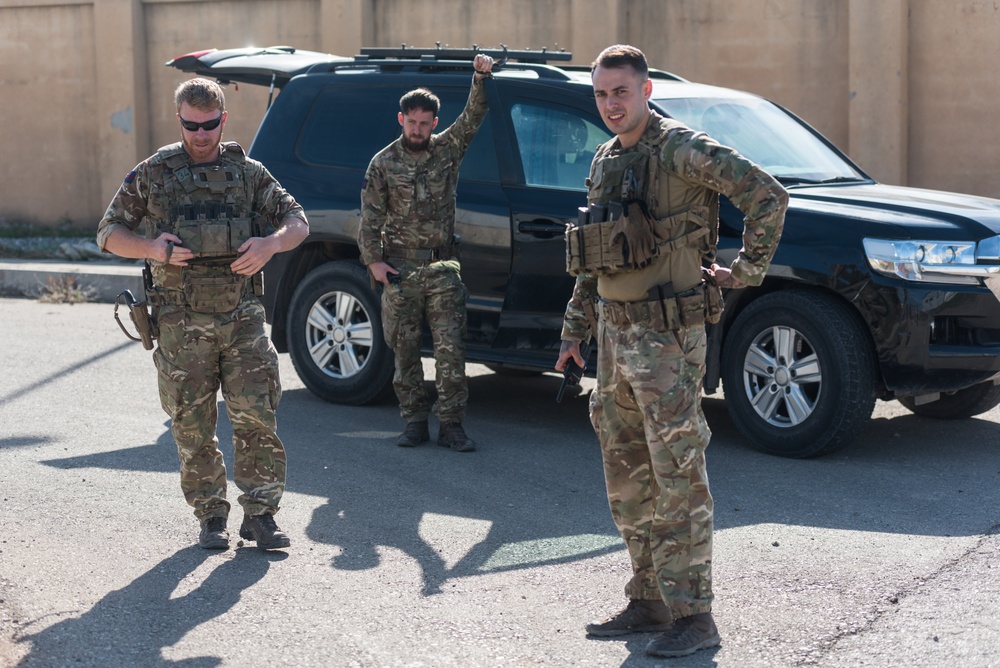 Coalition Advisors Discuss Logistical Matters with Peshmerga
