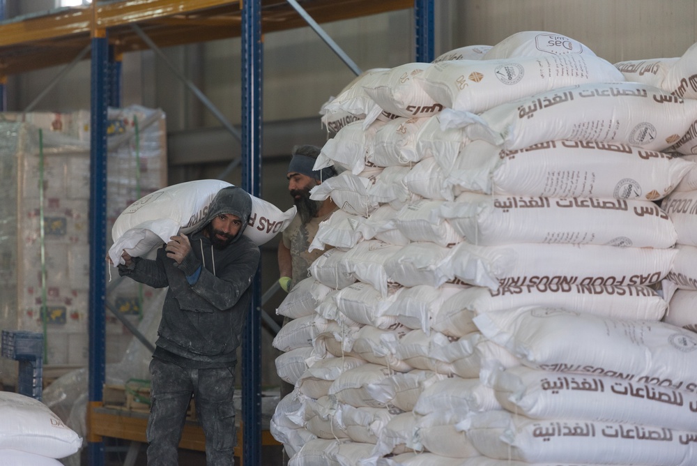 Coalition Advisors Discuss Logistical Matters with Peshmerga