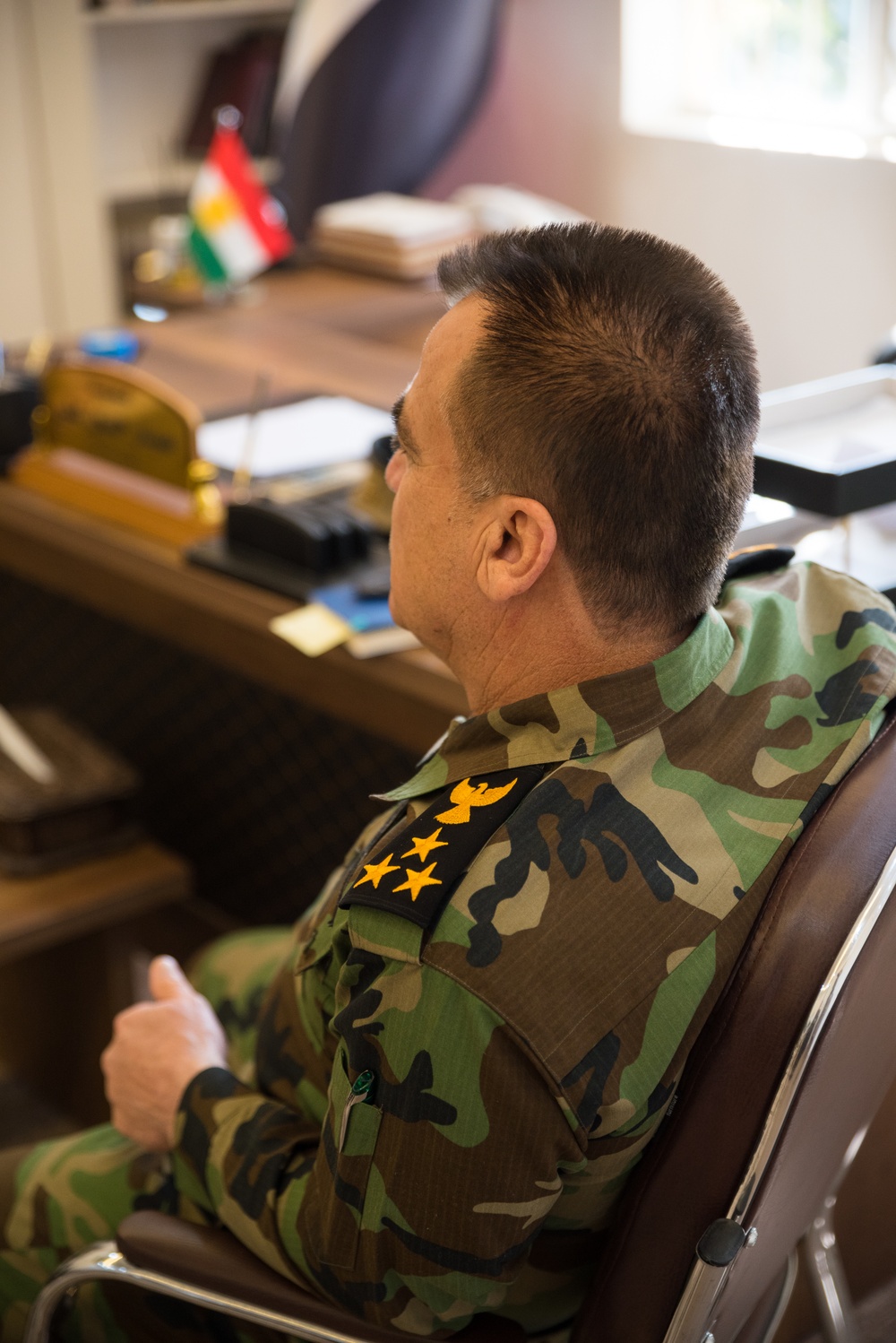 Coalition Advisors Discuss Logistical Matters with Peshmerga