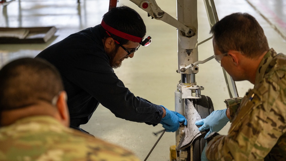 Laughlin leadership visits T-38 maintenance during Airman's Time