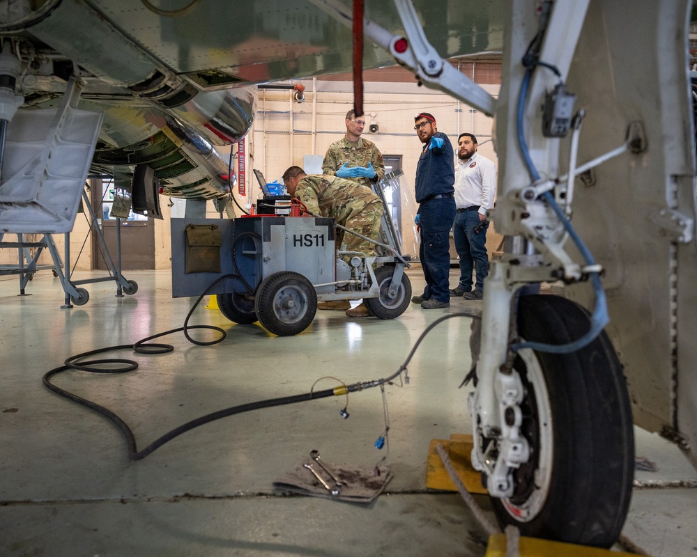 Laughlin leadership visits T-38 maintenance during Airman's Time