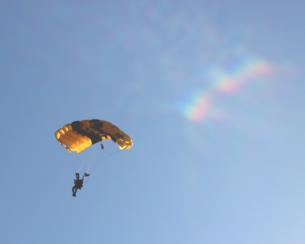 Fort Liberty closes Red Ribbon Week with Golden Knights jump