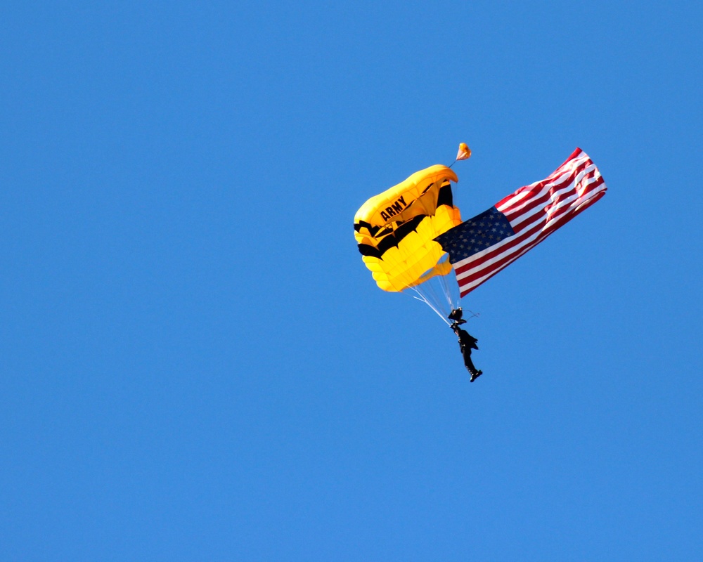 Fort Liberty closes Red Ribbon Week with Golden Knights jump