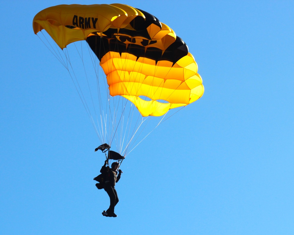 Fort Liberty closes Red Ribbon Week with Golden Knights jump