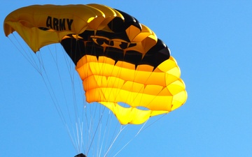 Fort Liberty closes Red Ribbon Week with Golden Knights jump