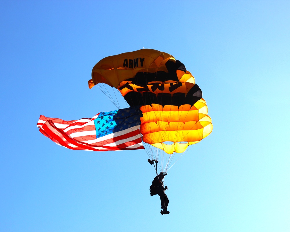 Fort Liberty closes Red Ribbon Week with Golden Knights jump