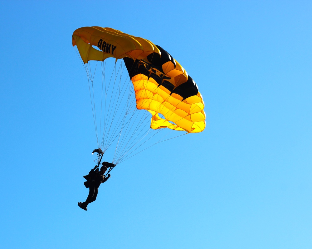 Fort Liberty closes Red Ribbon Week with Golden Knights jump