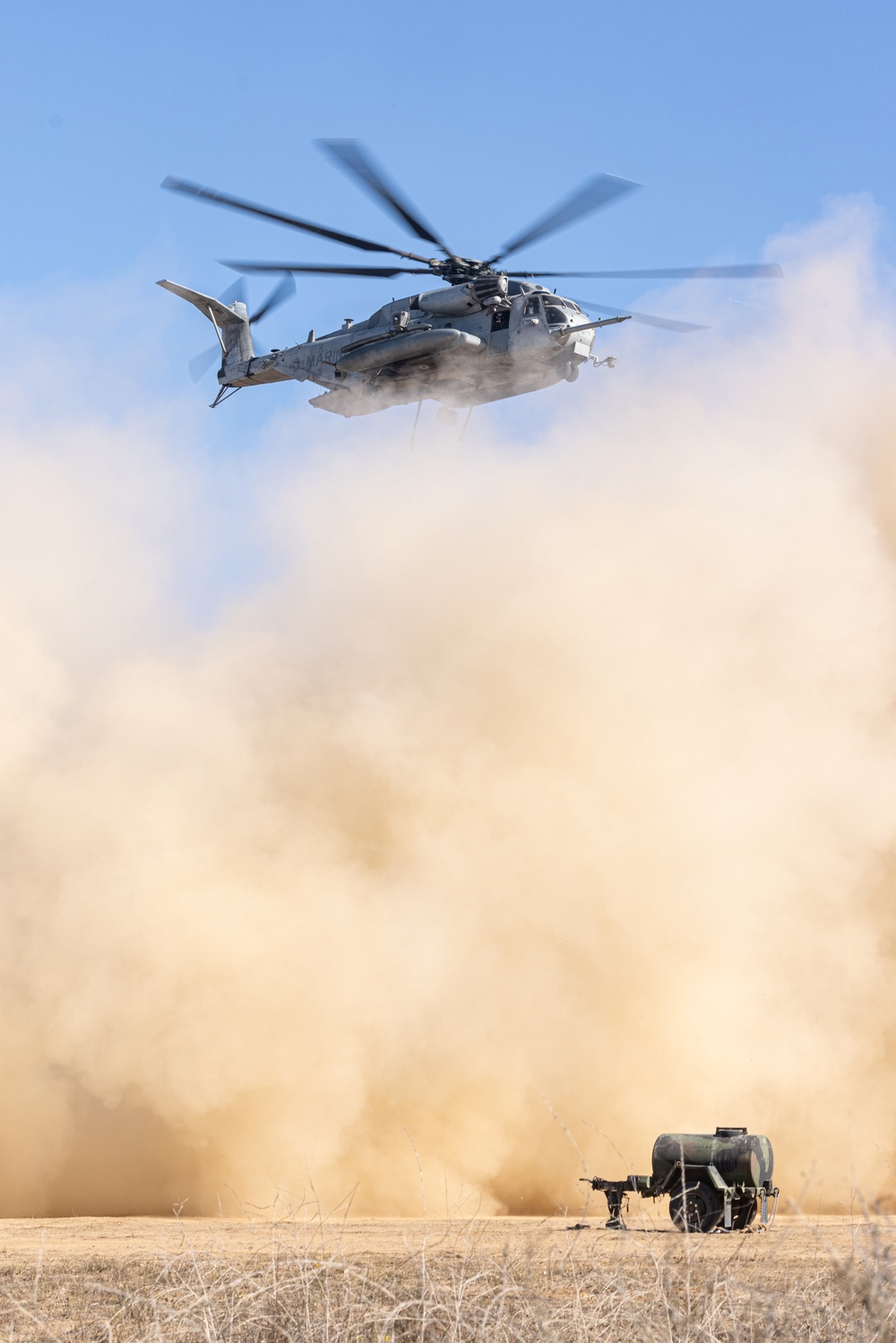 CLB-1, HMH-462 conduct helicopter support team training