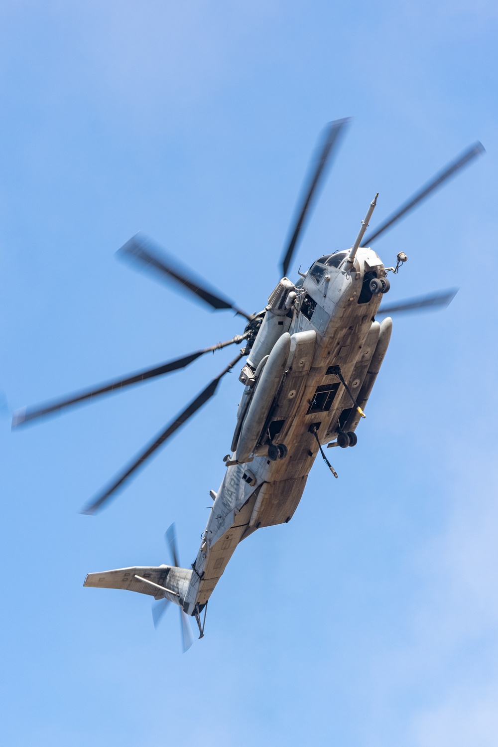 CLB-1, HMH-462 conduct helicopter support team training