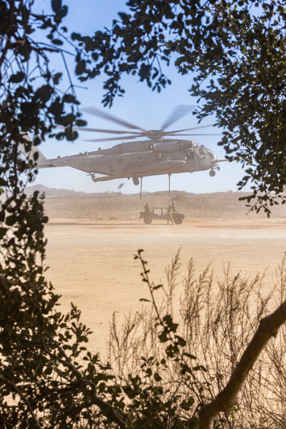 CLB-1, HMH-462 conduct helicopter support team training